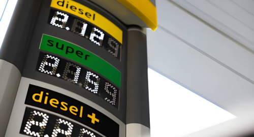 Benzina sopra 2 euro: prezzi in rialzo e famiglie sotto pressione